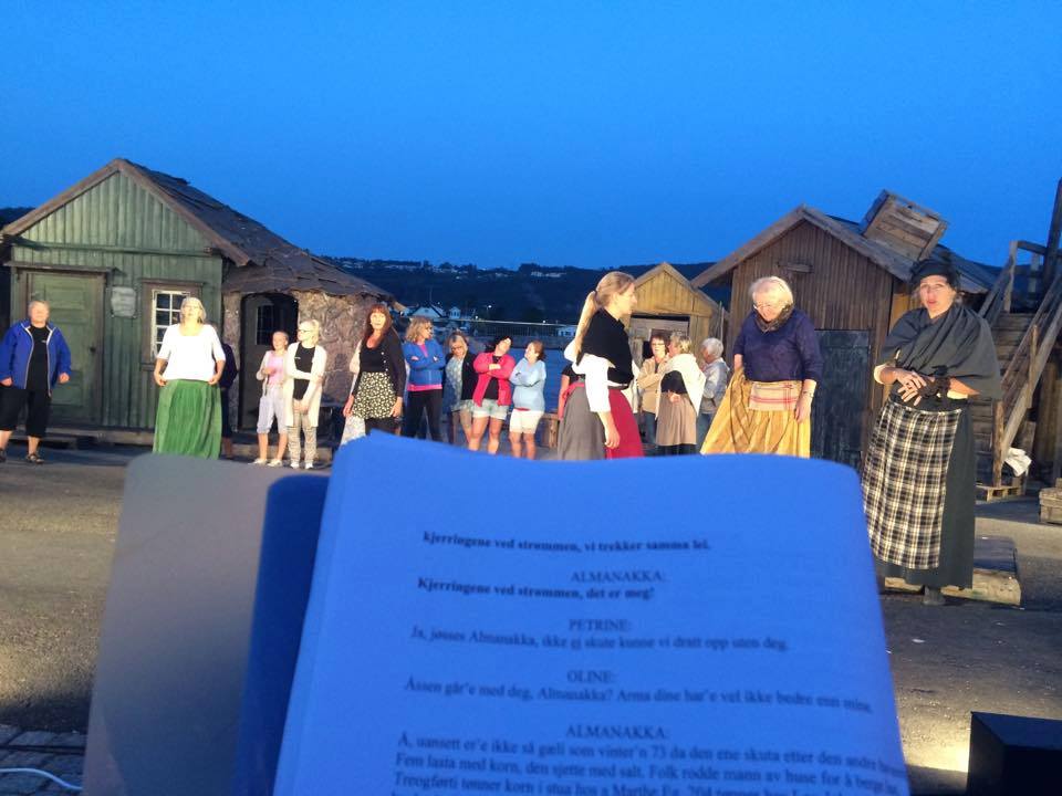 Det er rett og slett litt overveldende å se sitt eget manus iscenesatt med så mange dyktige folk i sving. Jeg gleder meg som en unge til premieren.