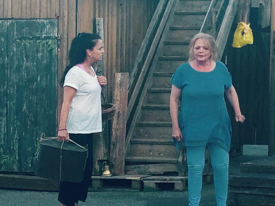 Hilde Lyrån og Ellen Nikolaysen, som har sentrale roller i sommermusikalen, skaper mye latter på øvelsene.