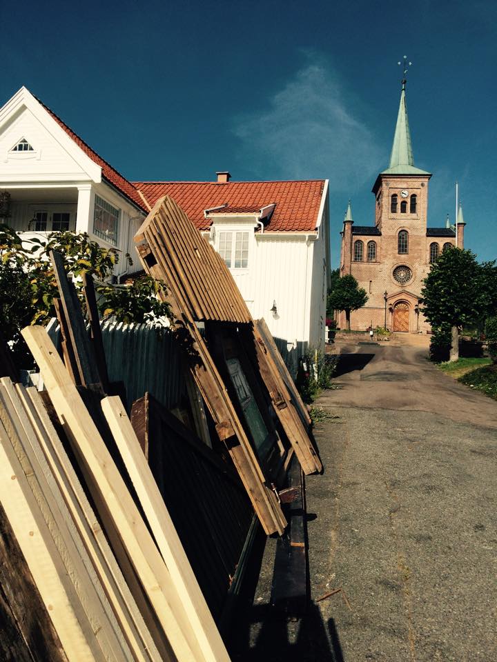 Foreløpig er kulissene stablet opp mot et gjerde, men i kveld ankommer et helt arbeidslag. Frivilligheten og dugnadsånden i Svelvik kjenner ingen grenser.
