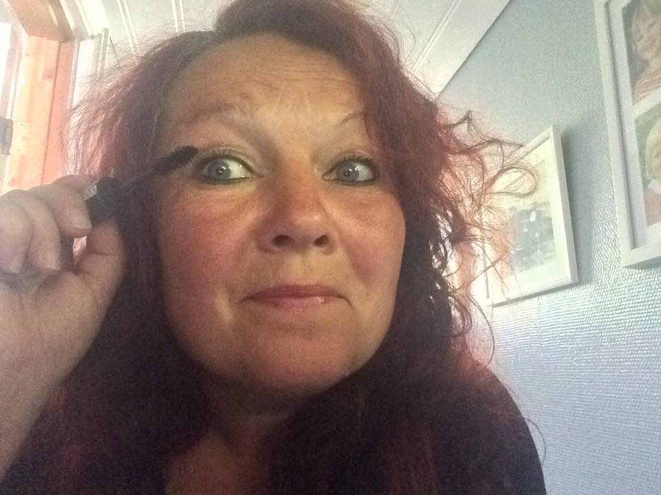 Rød løper og stilletthæler gjelder ikke på utendørsteater, men litt mascara innvilges til kveldens premiere.