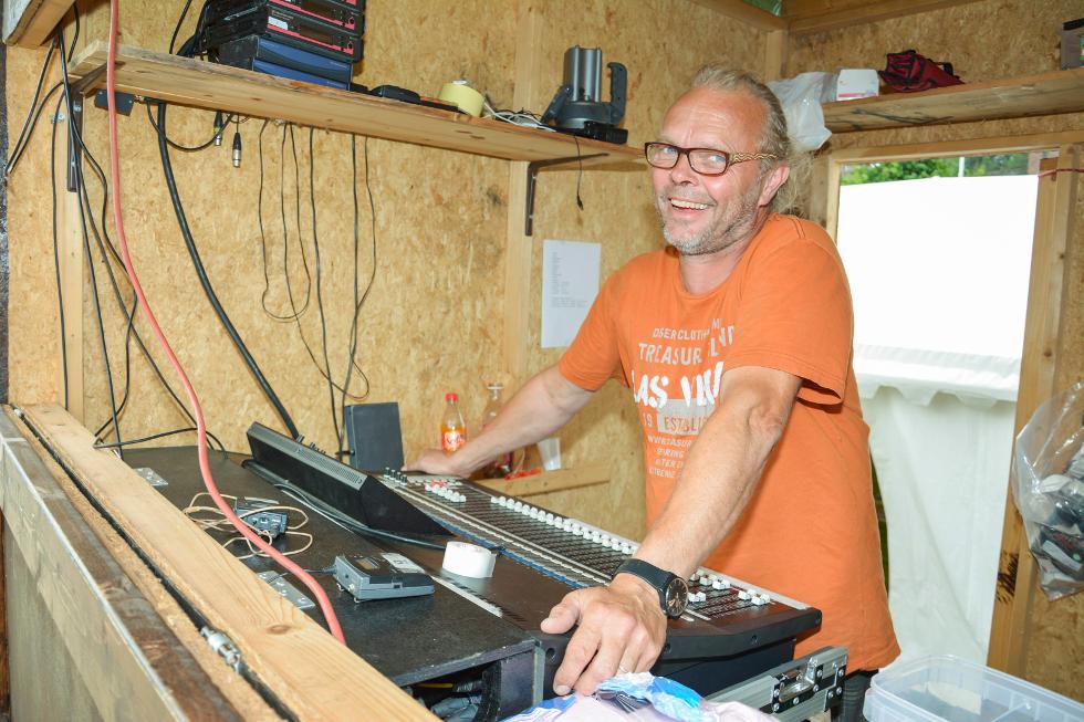 Og Prøis (mannen min) er i lydbua. Han stikker til meg sjokolade og drops når jeg stresser meg opp som verst. Hva så, sier han, om nå noe skulle gå galt, så får vi jo bare ordne det da. Foto: Kent Stian Håkonsen/Svelviksposten