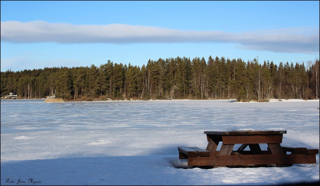 Om noen måneder vil barn og voksne boltre seg i vannet, og spise ved bordet, som Kong Vinter nå har tatt i besittelse.