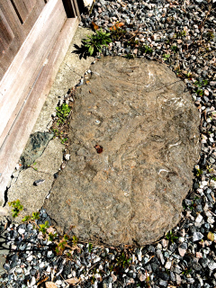 På denne dørhellen satte Christian IV sin kongelige fot det herrens år 1599. (Foto: May Lis Ruus)