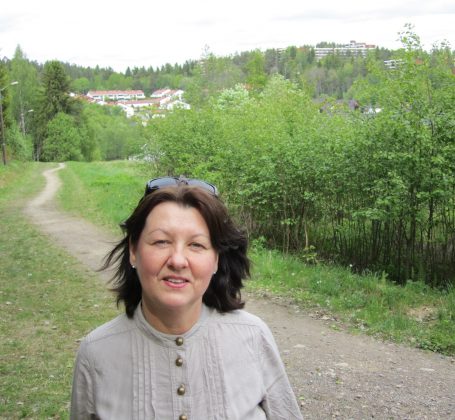 Forfatter Synnøve på stien hvor Laura rir fra Østenfor sol mot Lutvann.