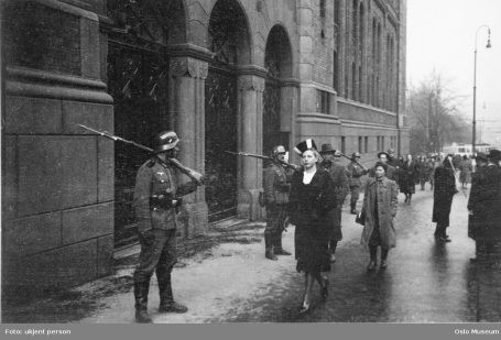 Tyske soldater vokter Stortinget. Foto: ukjent person / Oslo Museum