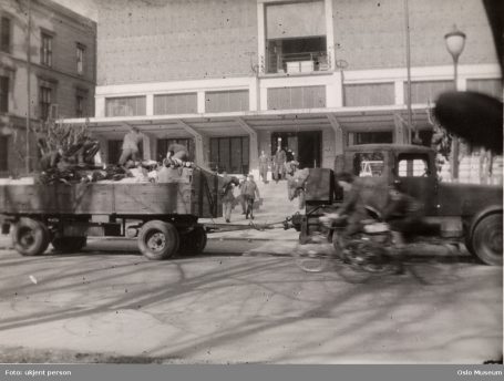 Tyskerne flytter inn i Kunstnernes hus. Foto: ukjent person / Oslo Museum