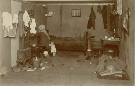 En arbeidermor med to småbarn. Foto: Ukjent fotograf / Norsk Teknisk Museum