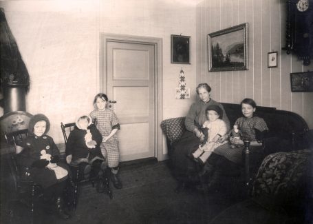 Mor med fem barn fotografert i stuen i leilighet i Stavangergaten. Foto: Ukjent fotograf / Norsk Teknisk Museum