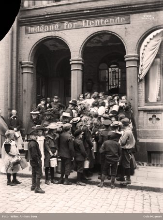 Fattigdommen var stor. Her står folk i kø for å få billig mat. Foto: Wilse, Anders Beer / Oslo Museum
