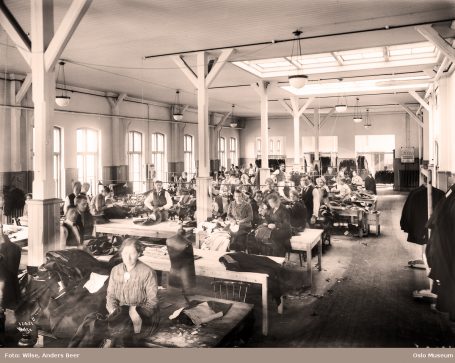 Norsk konfeksjonsfabrikk. Foto: Wilse, Anders Beer / Oslo Museum