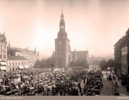 Stortorvet, den gang det yret av liv. Foto: Wilse, Anders Beer / Oslo Museum
