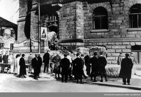 Tyske soldater inntar Regjeringsbygningen i Oslo, april 1940. Foto: Ukjent / Arbeiderbevegelsens arkiv og bibliotek