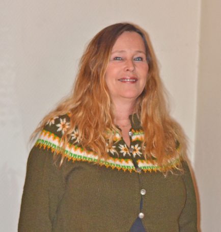Jorunn Johansen i Soloppgang-kofta