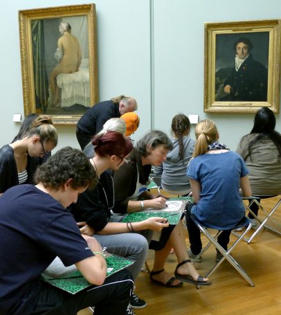 Kunststudenter oppsøker også i dag Louvre, for å forsøke å tilegne seg de gamle klassikernes teknikker.