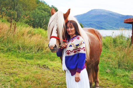 Trine Angelsen i Breidablikk-kofta, Fjellbåndet.