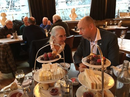Grete Brunvoll oppslukt i samtale med forlagssjef Tomas.