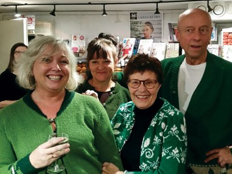 Elisabeth Hammer med sin Misteltein-kofte, Yvonne Andersen i skoggrønn Årringer-strikk, Bjørg Larsen Rygh og Tomas Algard i koftene Selje, begge inspirert av Sigrid Kundes Lokketoner.