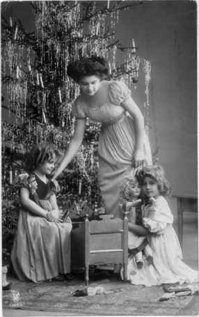 Jul i et overklassehjem i 1909. Det kunne gjerne ha vært fra Det engelske kvarter. Foto: Norsk Folkemuseum.