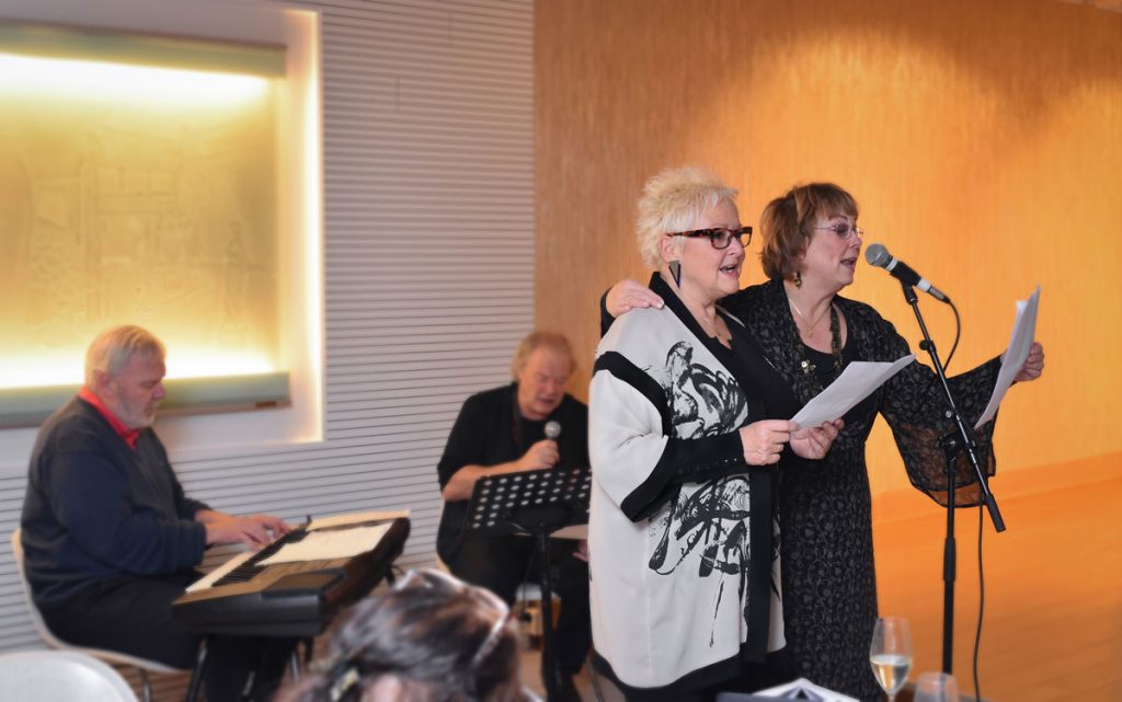 Redaktør Ann-Loius og Eva ledet an i allsang