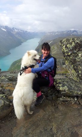 Yvonne på tur med den elskede hunden sin.